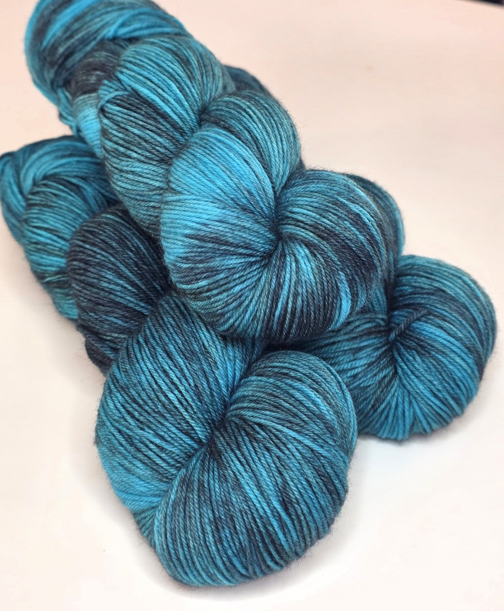 écheveaux de laine fingering mérinos nylon teinte à la main izanlaine