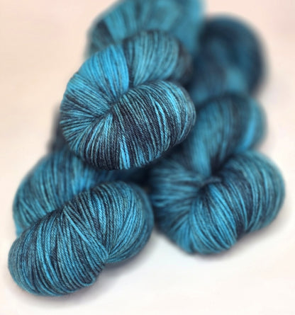 écheveaux de laine fingering mérinos nylon teinte à la main izanlaine
