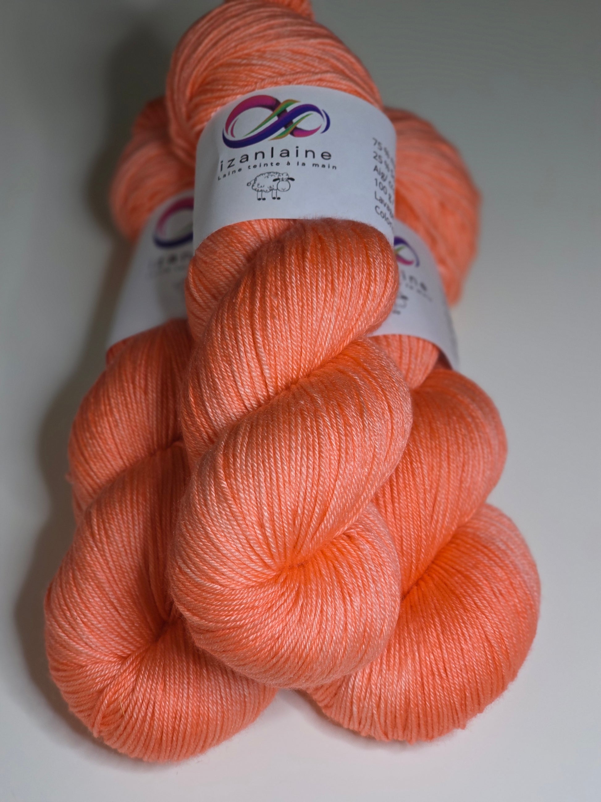laine teinte à la main, coloris corail, mérinos et soie